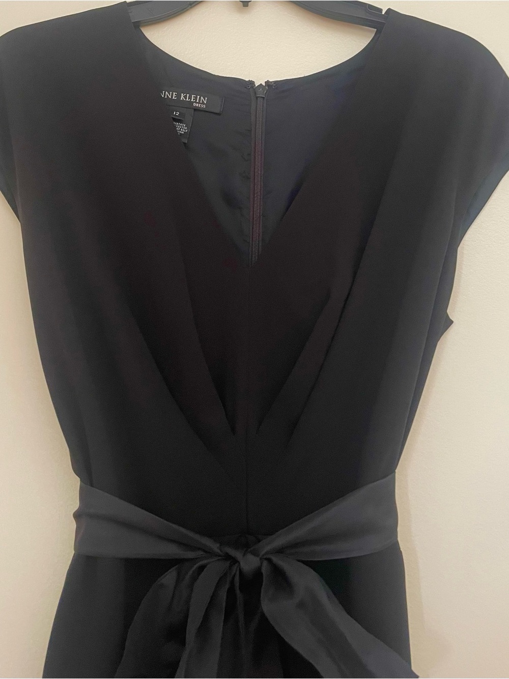 ANNE KLEIN
Ivory
Black
V-Neck
Sleeveless
Midi Dress with
Satin Waist Tie
12 - Picture 3 of 8